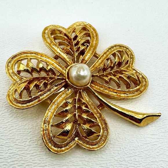 🟢 5/$20 VTG Gerry’s Gold 4-Leaf Clover Brooch Pearl SIGNED Pin Boho Four Leaf - Picture 2 of 13